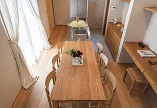 二世帯で暮らす、吹き抜けのある家「スナオなデザイン、正直な家づくり」安田工務店